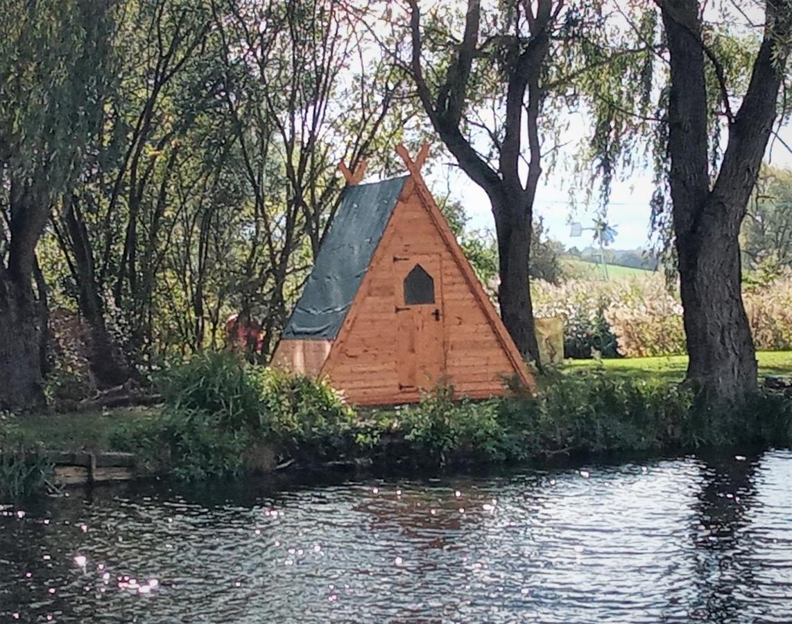 "George'S" Lakeside Wooden Tipi Hotel Clare ภายนอก รูปภาพ