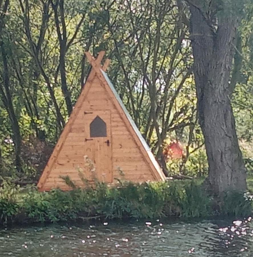 "George'S" Lakeside Wooden Tipi Hotel Clare ภายนอก รูปภาพ