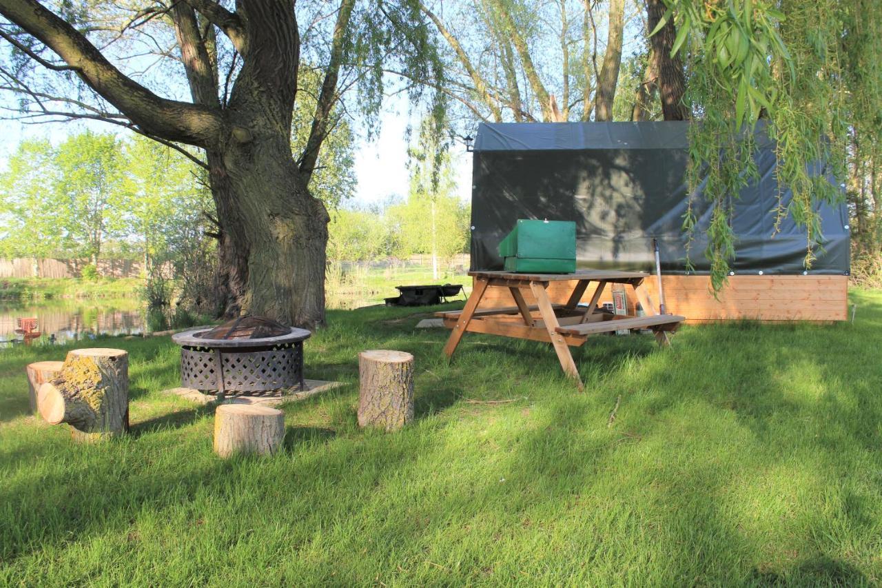 "George'S" Lakeside Wooden Tipi Hotel Clare ภายนอก รูปภาพ