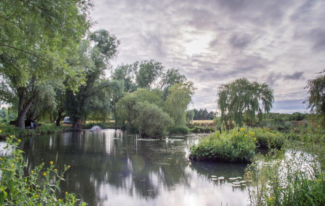 "George'S" Lakeside Wooden Tipi Hotel Clare ภายนอก รูปภาพ