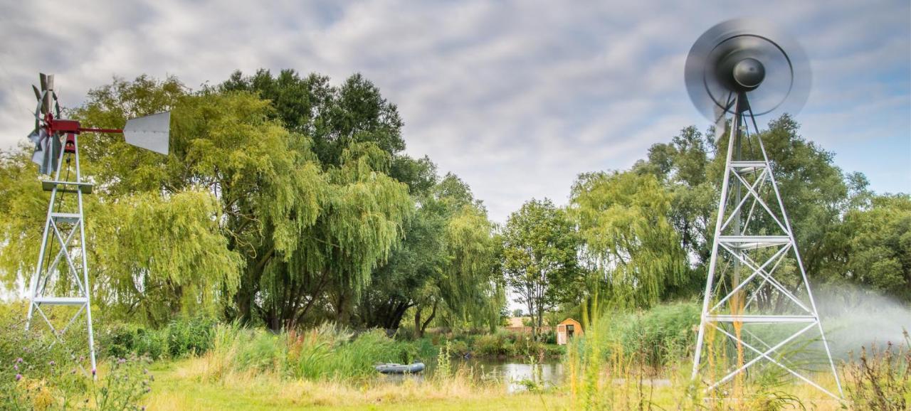 "George'S" Lakeside Wooden Tipi Hotel Clare ภายนอก รูปภาพ