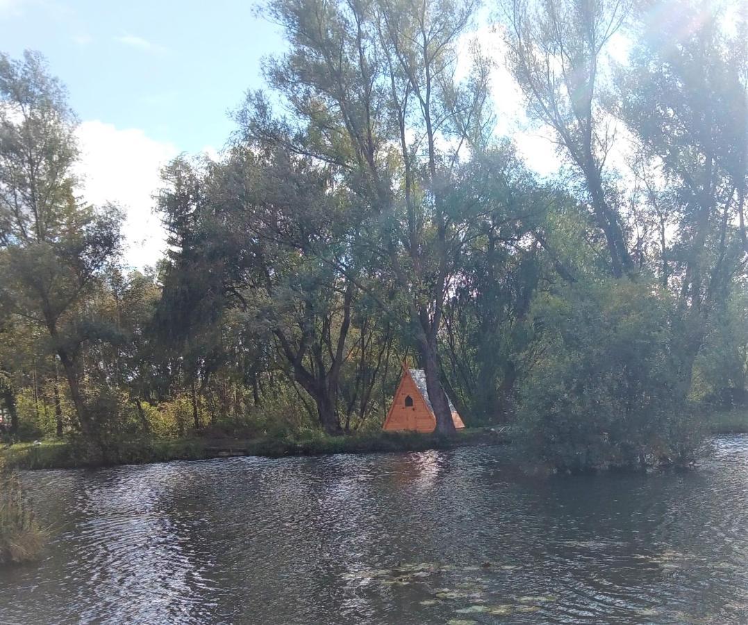 "George'S" Lakeside Wooden Tipi Hotel Clare ภายนอก รูปภาพ