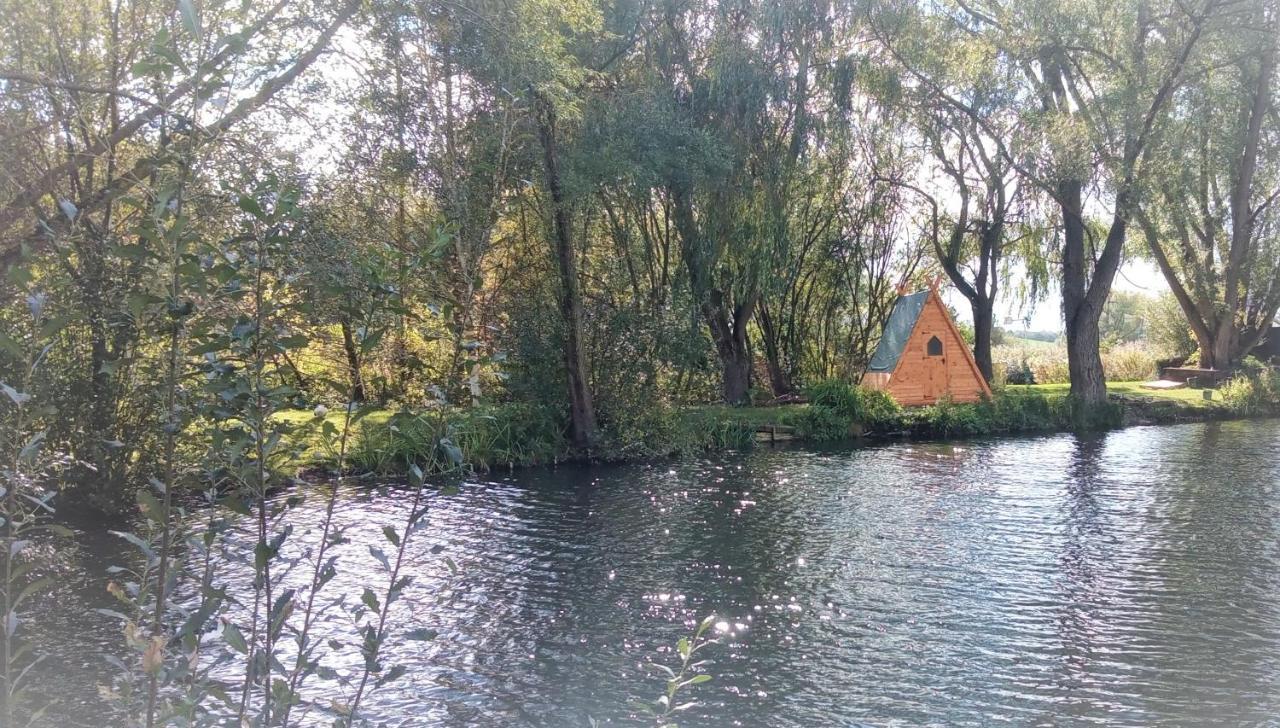 "George'S" Lakeside Wooden Tipi Hotel Clare ภายนอก รูปภาพ