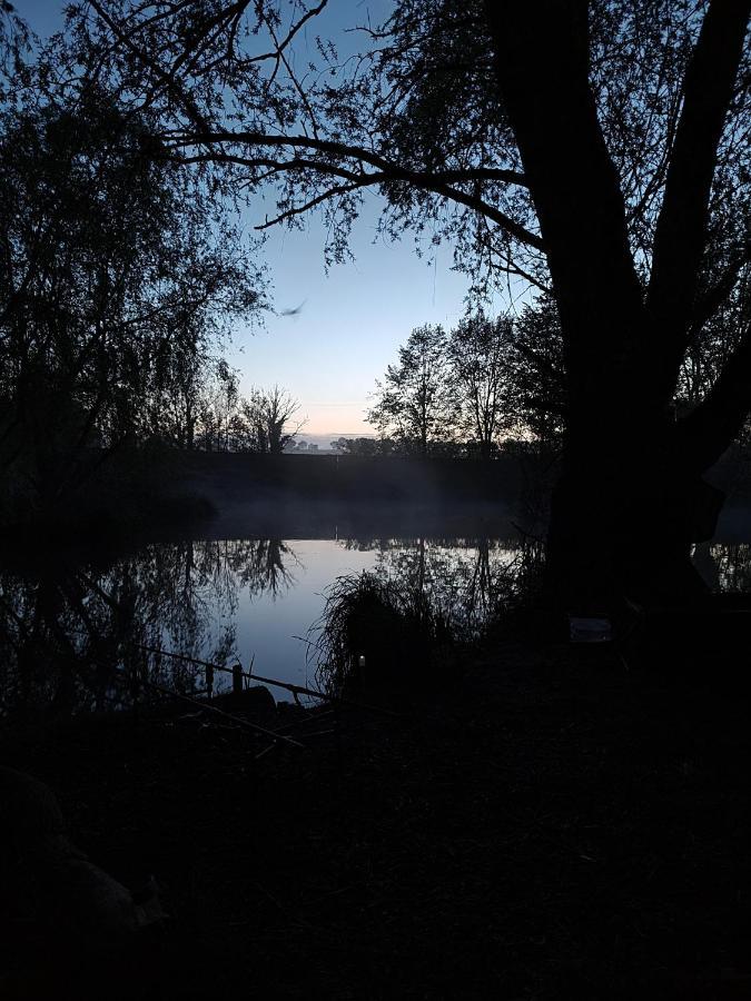 "George'S" Lakeside Wooden Tipi Hotel Clare ภายนอก รูปภาพ