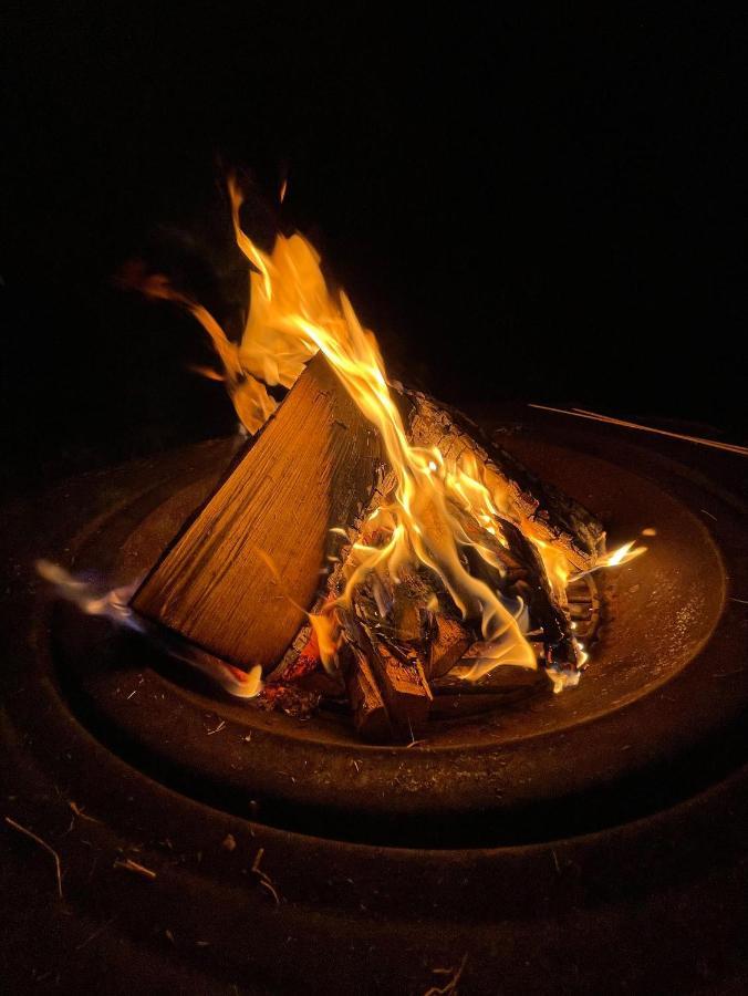 "George'S" Lakeside Wooden Tipi Hotel Clare ภายนอก รูปภาพ
